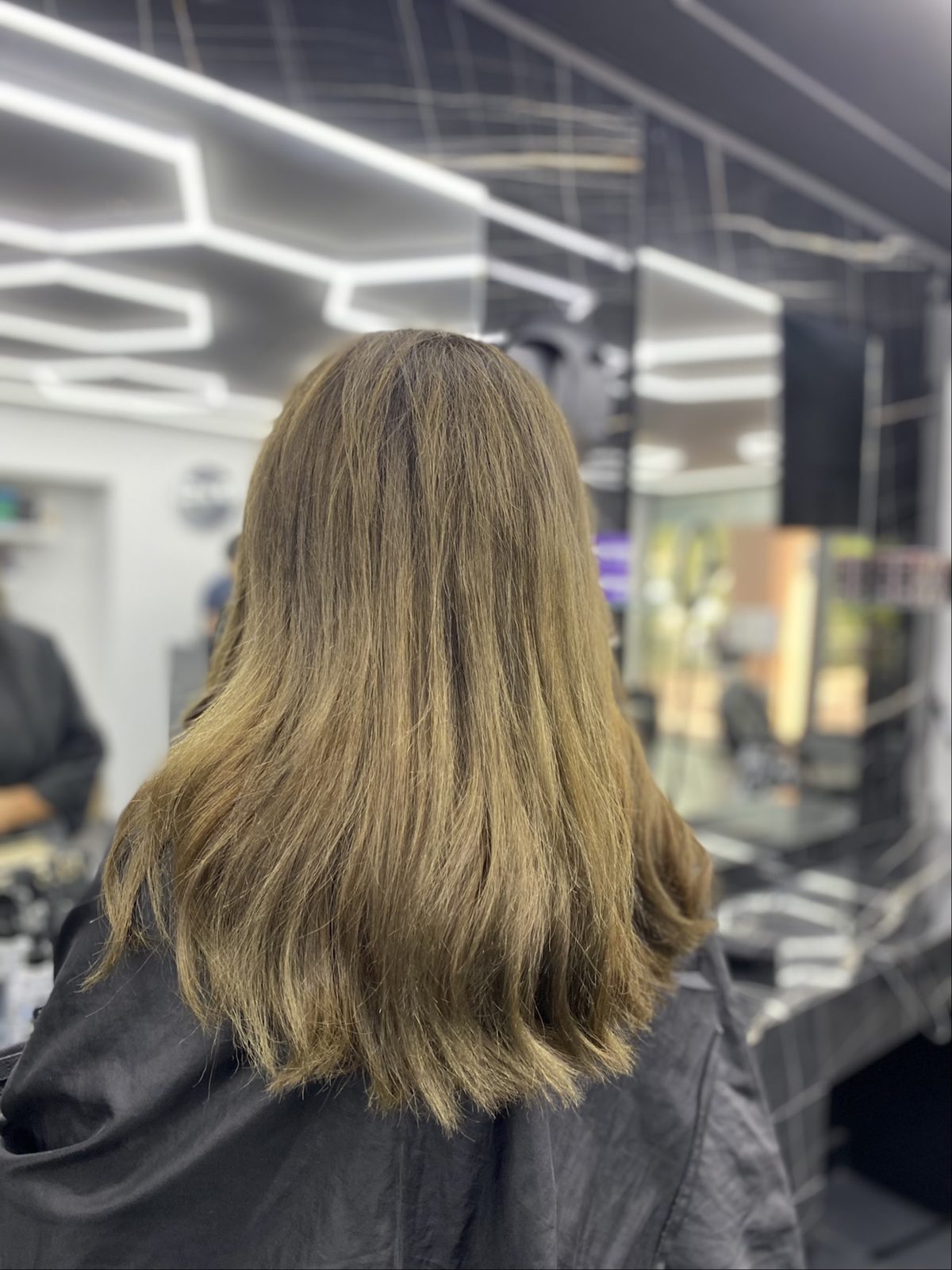 Lang blond haar na de behandeling, achterkant