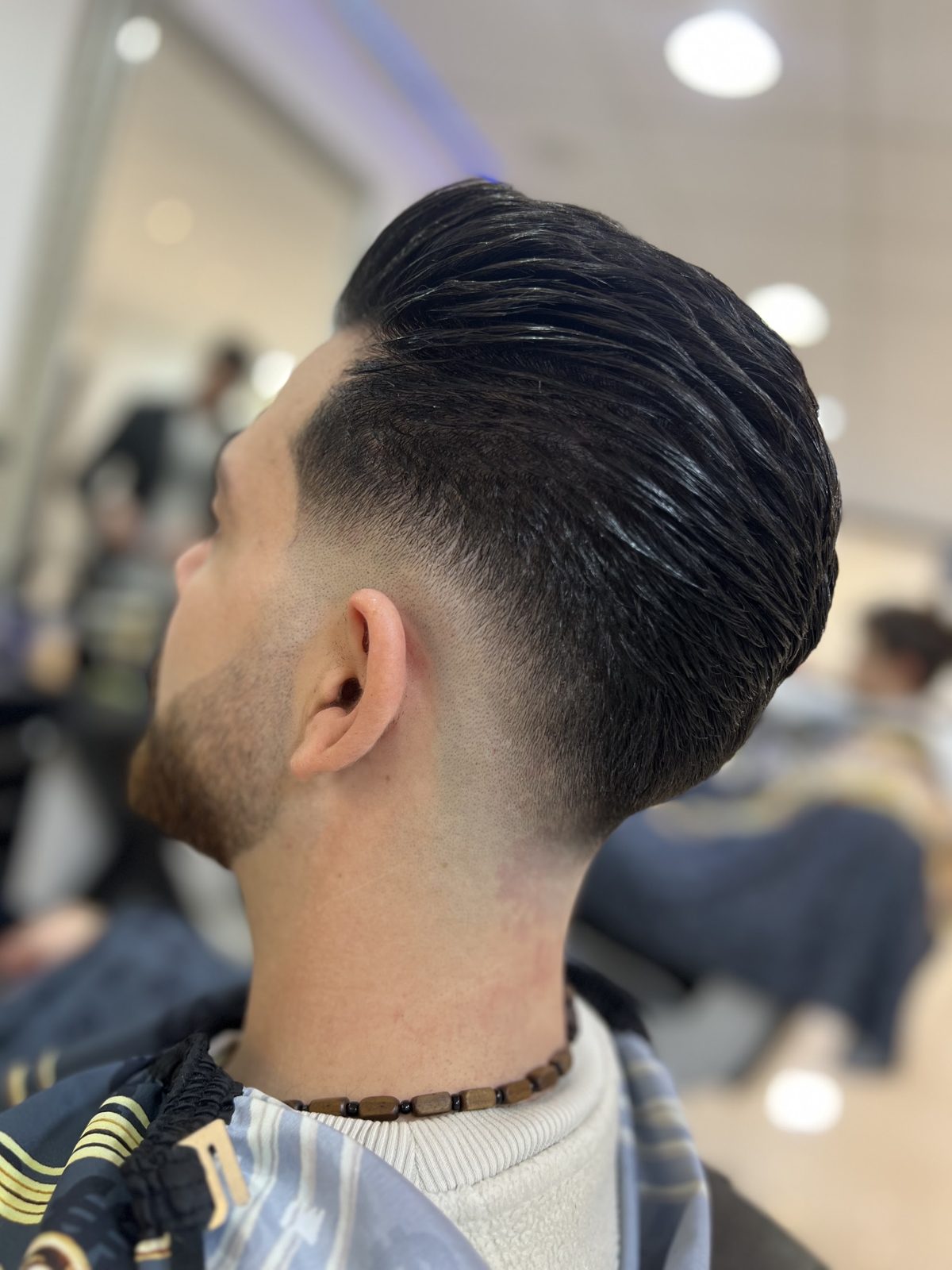 Opgeslagen kapsel met skin fade, zijaanzicht