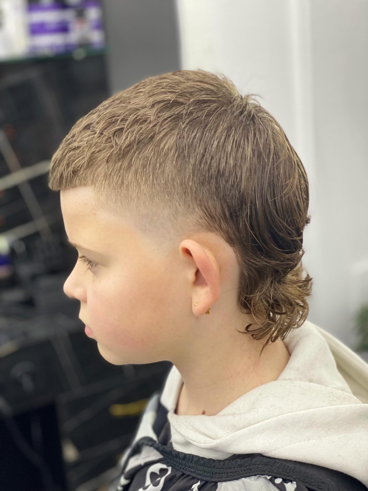 Kinderkapsel met mullet en fade, zijaanzicht