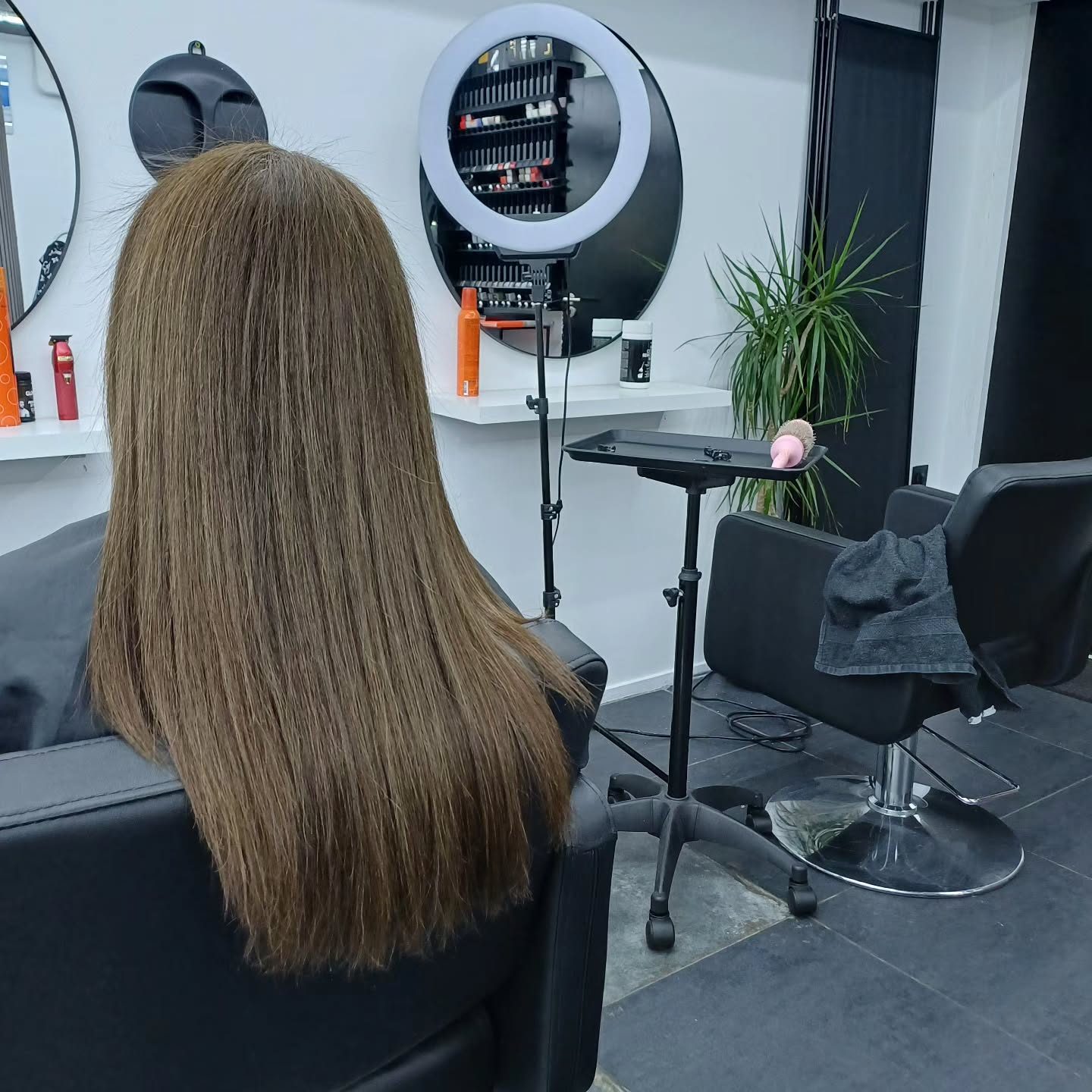 Lang, glad blond haar na de behandeling