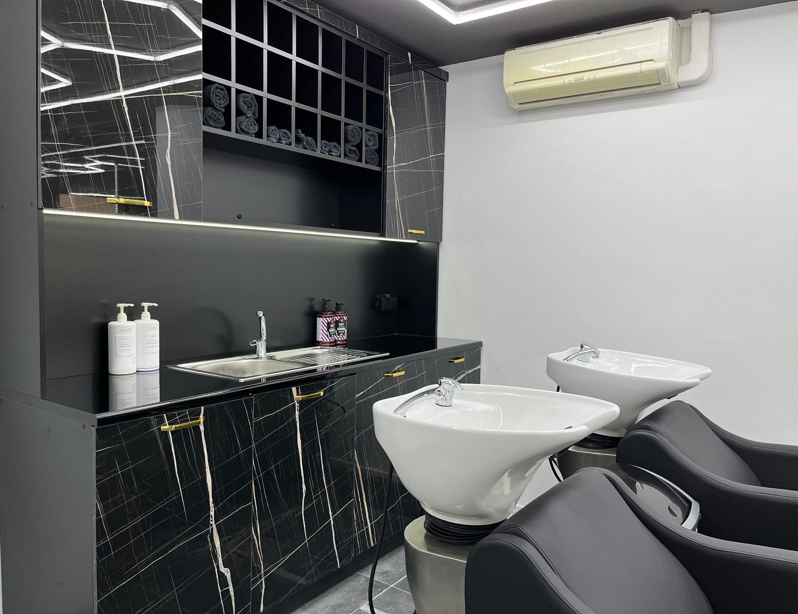 Wasplek met witte wasbakken in de salon