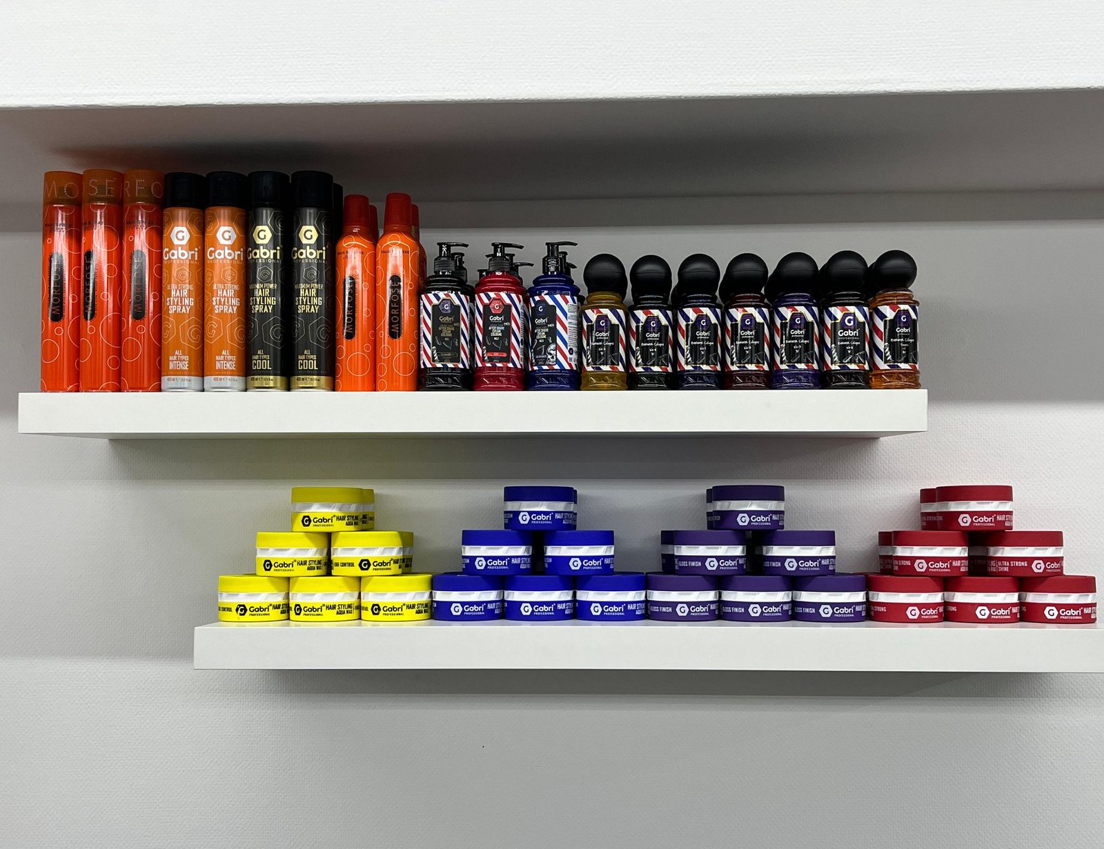 Schap met stylingproducten en waxpotjes