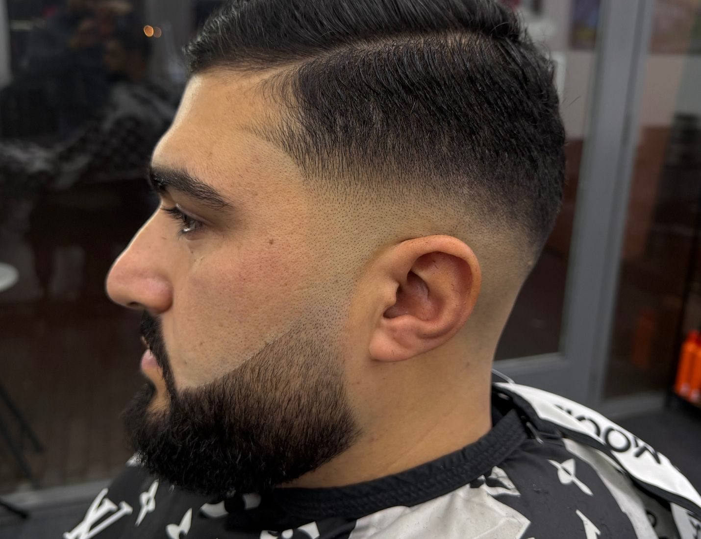 Skin fade met verzorgde baard, zijaanzicht